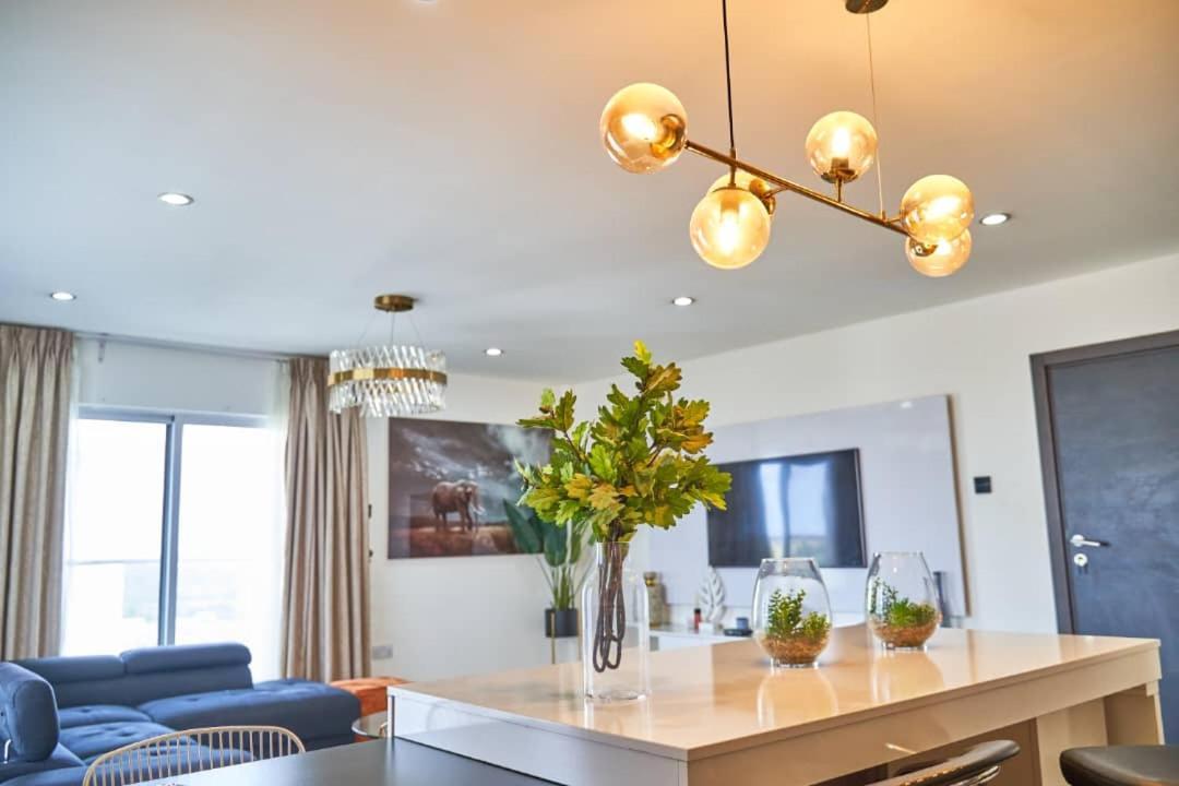 The Gallery Luxury Suites Cpg Іст-Легон Екстер'єр фото